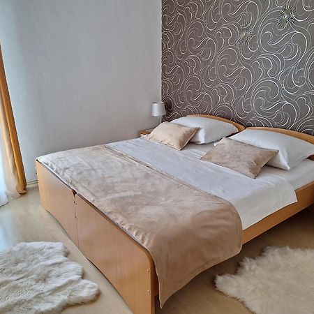 Villa Suzy-Apartments Suzana Ловран Екстериор снимка