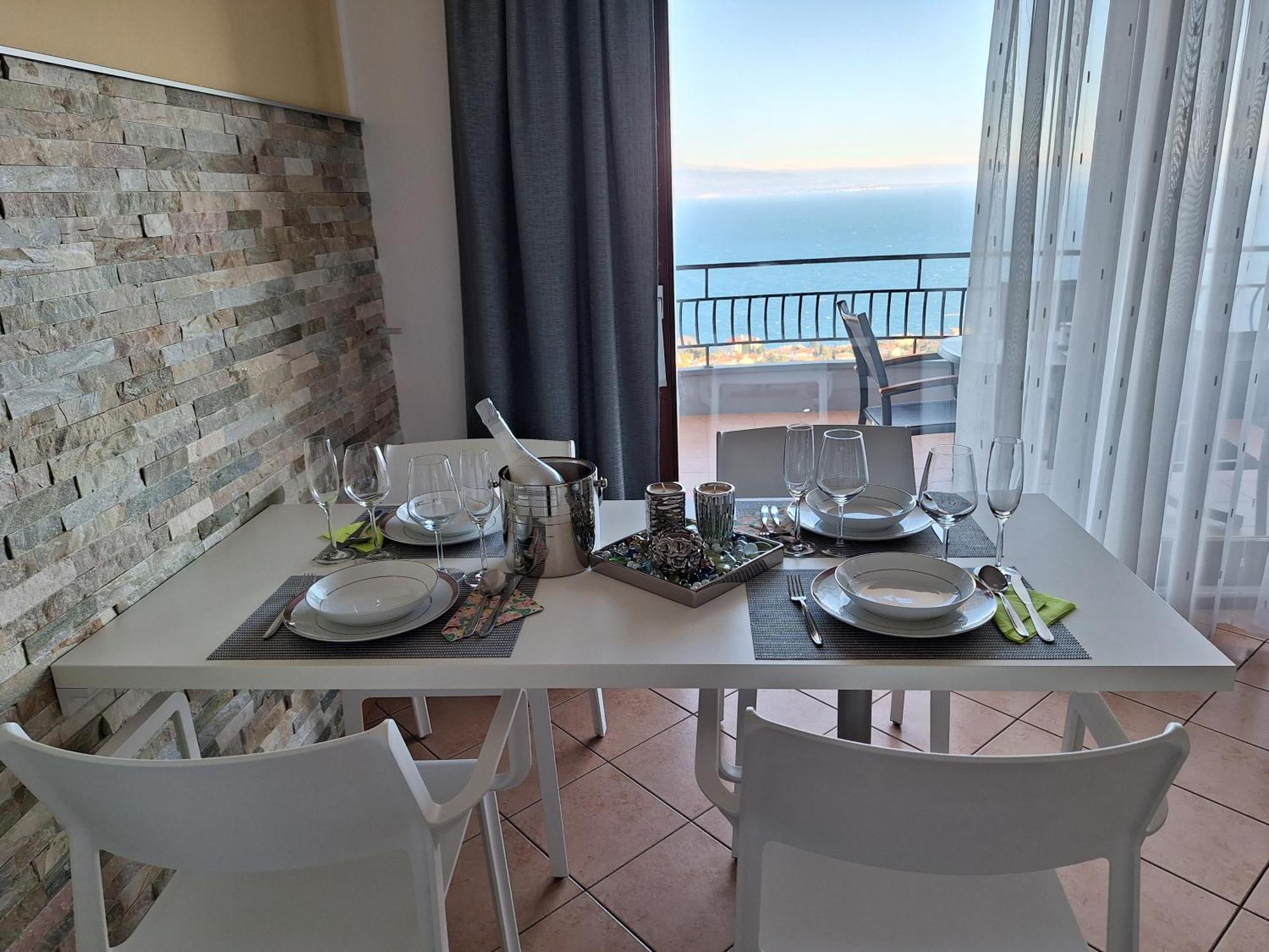 Villa Suzy-Apartments Suzana Ловран Екстериор снимка